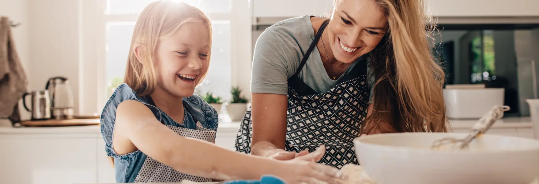 Mamma e figlia che preparano un impasto in cucina 